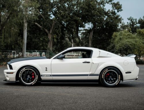 Dubái al anochecer, Mustang en movimiento: guía de alquiler de coches para amantes del jazz