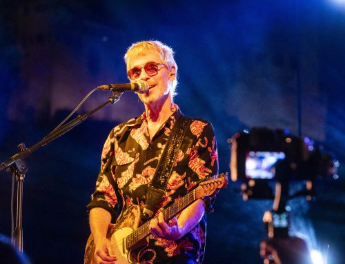 ARIEL ROT conquista el Palacio de los Córdova con un apoteósico viaje por medio siglo de rock español de la mano de 1001 Músicas – CaixaBank